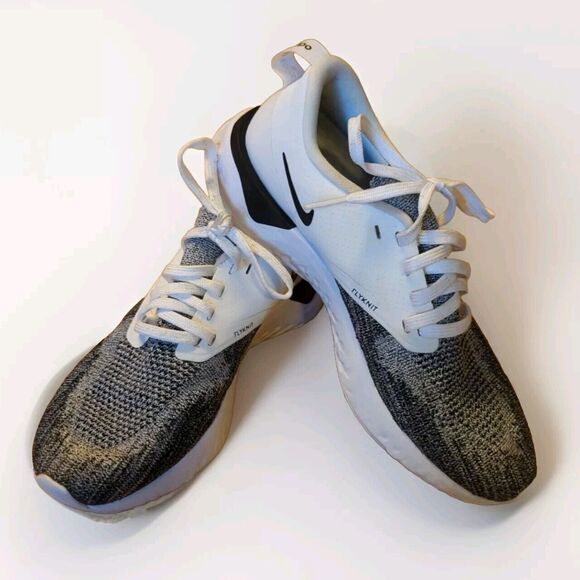 Nike Odyssey React 2 Flyknit Sneaker Womens 7 White Black Running Shoe Athletic - Picture 1 of 7